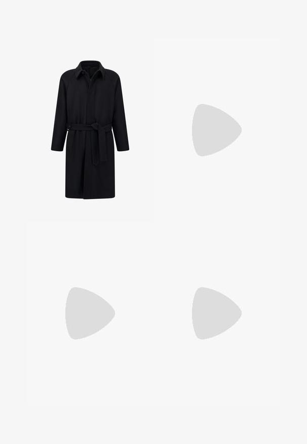 Čierny kabát s opaskom v páse, vyrobený z mäkkej tkaniny, s golierom, dlhými rukávmi a zapínaním na gombíky. Minimalistický dizajn.; Čierne tričko s krátkym rukávom vyrobené z bavlny, s okrúhlym výstrihom a malým logom vyšitým na hrudi. Hladká textúra, štandardný strih.; Čierne nohavice s rovnými nohavicami, vyrobené z hladkej tkaniny. Majú predné puky a jediné gombíkové zapínanie v páse.; Čierne kožené poltopánky s hladkým povrchom, so zdobným remienkom a kontrastným prešívaním, skombinované s béžovými nohavicami.