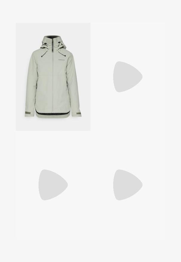 Giacca impermeabile grigio chiaro con colletto alto, zip frontale, cordini regolabili e dettagli neri testurizzati all'orlo e alle maniche.; Maglietta atletica bianca a maniche corte con colletto rotondo, dotata di un logo sul petto e una texture di tessuto liscia e leggera.; Pantaloni cargo in nylon nero con zip rimovibile, polsini regolabili, molteplici tasche e un logo sulla gamba destra. Tessuto liscio e leggero.; Scarpa da trekking leggera verde con materiali in rete e gomma, suola antiscivolo nera, accenti rosa e arancioni e punta rinforzata.