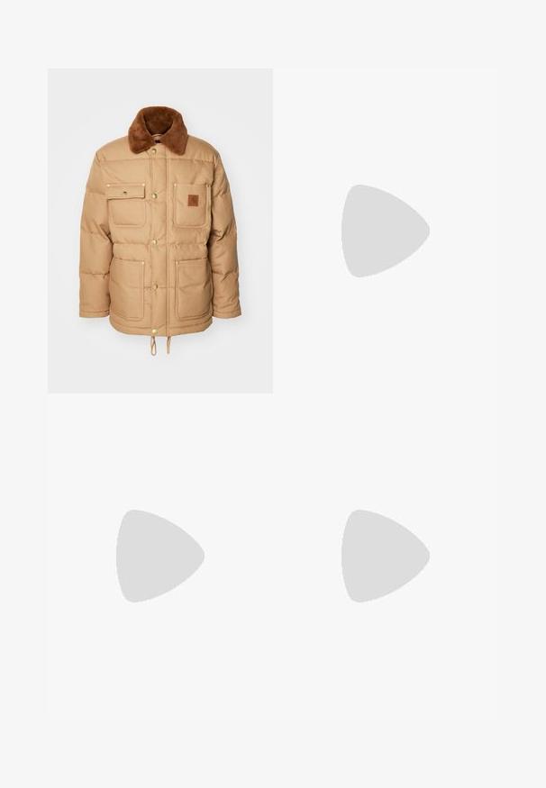 Braune Pufferjacke mit einem braunen Kunstfellkragen, zwei Brusttaschen und zwei unteren Taschen. Merkmale sind goldfarbene Hardware und ein Kordelzugsaum.; Weißes Baumwoll-T-Shirt mit kurzen Ärmeln, das ein schwarzes Druckdesign trägt, auf dem "NUR FÜR OFFIZIELLE NUTZUNG" zusammen mit dem Nike-Logo auf der linken Seite steht.; Schwarze weit geschnittene Hose aus gewebtem Stoff mit flacher Vorderseite, Gürtelschlaufen und Seitentaschen, die über eine glatte Textur verfügen.; Weiße und cremfarbene Sneakers mit rotem Akzent, ausgestattet mit Mesh- und Wildledermaterialien, strukturierten Details und einem Riemen über der Vorderseite.