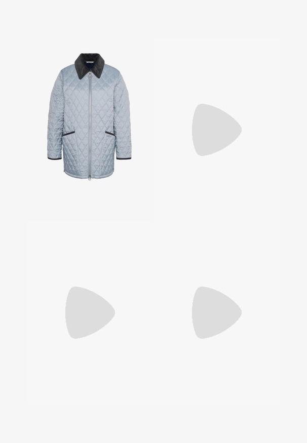 Barbour BARBOUR THE EDIT BY ALEXA QUILTED JACKET - Talvemantel - ice blue/navy; Hele sinine puuvillane t-särk lühikeste varrukatega, ümar kaelus ja ees peenelt tikitud 'Calvin Klein' logo.; Samsøe Samsøe SHELLY - Avar lõikega teksad - clear cream; Beez suède Chelsea saapad mustade venituspaneelidega, turske musta põhjaga ja käepidemega pahkluul.