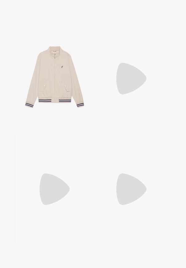 Beige letvægtsjakke med høj krave, lynlås lukning, to frontlommer og marineblå stribede detaljer på ærmer og kant. Har broderet logo.; To polo skjorter: en marineblå og en hvid, begge med en lille rød, hvid og blå detalje på brystlommen og kraven.; Mørkeblå denim jeans med slim fit, subtil falming, fem lommer og metalknaplukning. Syede detaljer i kontrastfarve.; Hvide atletiske sko lavet af syntetisk materiale. Har en glat overflade, rund tå, snørebåndsdesign og stribede detaljer på siderne.