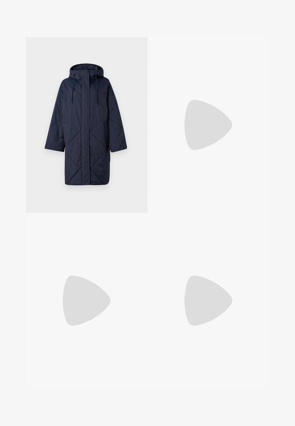 WEEKEND MaxMara GIUNTO - Geacă - blu; Pulover negru cu guler înalt, fabricat dintr-un material moale. Are mâneci lungi, un guler înalt și manșete și tiv cu dantelă pentru un aspect ajustat.; Jeans din denim albastru cu picioare largi și talie înaltă, având închidere cu buton, bucle pentru curea și detalii discrete de cusut pe buzunare și la tivuri.; Botine din piele neagră, cu vârf rotund, toc pătrat, fermoar pe lateral și accente de cusături pe partea superioară. Textură netedă, design clasic.