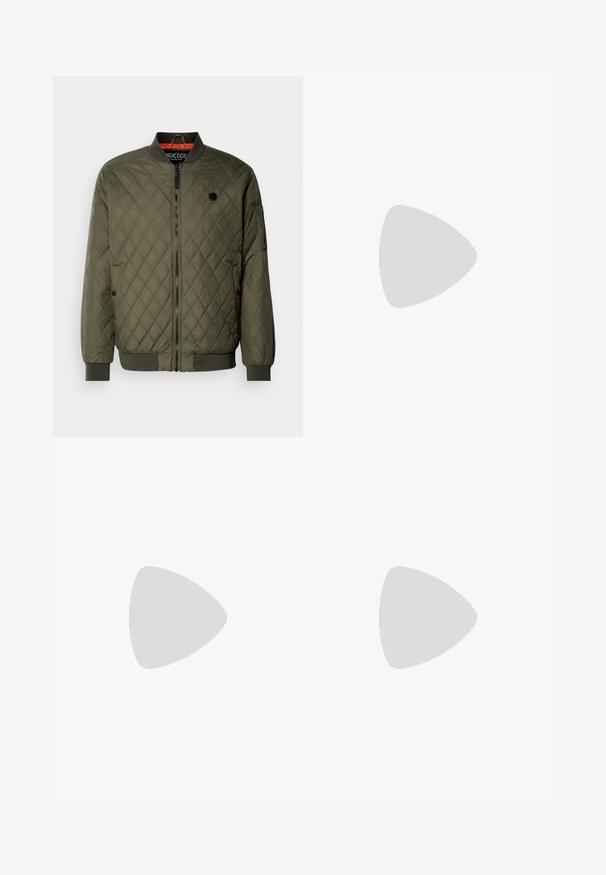 Veste bomber matelassée vert olive avec une fermeture éclair noire, des poignets côtelés et une doublure orange contrastante. Présente des poches latérales et un accent logo.; T-shirt noir à manches courtes en tissu côtelé, avec un col rond et une silhouette simple et carrée.; Pantalons en denim noir avec une coupe droite, un design à cinq poches et une fermeture à bouton à l'avant. Texture lisse avec des détails de couture minimaux.; Chaussure habillée noire en cuir avec un bout rond, un laçage, des détails de couture subtils et un petit talon. Texture lisse avec une finition polie.