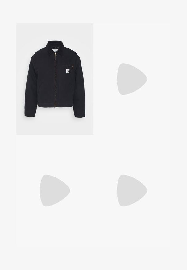 Schwarze Jeansjacke mit samtigem Kragen, Reißverschluss vorne und einer Brusttasche mit einem goldenen Reißverschluss und einem Logo-Patch auf der linken Seite.; Schwarzes Baumwoll-T-Shirt mit weißen Akzenten am Kragen und an den Ärmeln, ausgestattet mit drei weißen Streifen auf jeder Schulter und einem kleinen Logo auf der Brust.; Schwarze weite Sweatpants aus weichem Material, mit einem elastischen Taillenbund und einem kleinen Logo auf der linken Seite.; Schwarze Ledersneaker mit weißen Streifen, Gummikappe, schwarzen Schnürsenkeln und einer cremefarbenen Sohle. Glatte Textur mit glänzender Oberfläche.