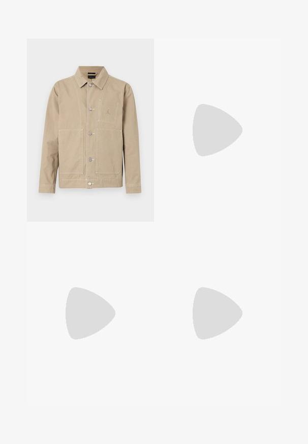 Bež pamukasta jakna sa ovratnikom, prednjim kopčanjem, dvjema velikim džepovima i malim logotipom na prsima.; Bijela pamučna majica s kratkim rukavima, zaobljenim izrezom, opuštenog kroja, bez vidljivih logotipa ili uzoraka. Glatka tekstura i minimalni dizajn.; Traperice visokog struka, širokog kroja u izblijedjelom crnom denimu. Imaju pet džepova, petlje za remen, i čist, ravni kroj nogu.; Sivi i bijeli tenisice s gornjištem od antilopa i kože, okruglim vrhom, ravnim vezicama i gumenim potplatom s dodatkom boje gume.