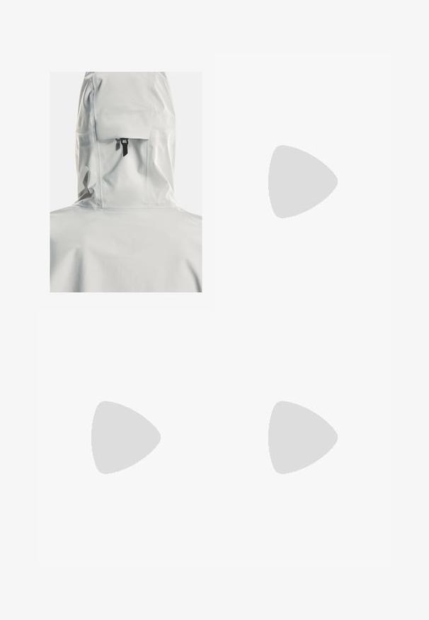 Bijela vodootporna jakna s visokim ovratnikom, podesivom kapuljačom s crnim kopčom i glatkom teksturom. Minimalistički dizajn bez vidljivih logotipa.; On STUDIO CROP - Top - niagara; On STUDIO - Tajice - niagara; Svijetlosmeđi atletski tenisici s mrežastim gornjim dijelom, minimalističkim dizajnom, zaobljenim vrhom i podstavljenom potplatom s segmentiranim izrezima za fleksibilnost.