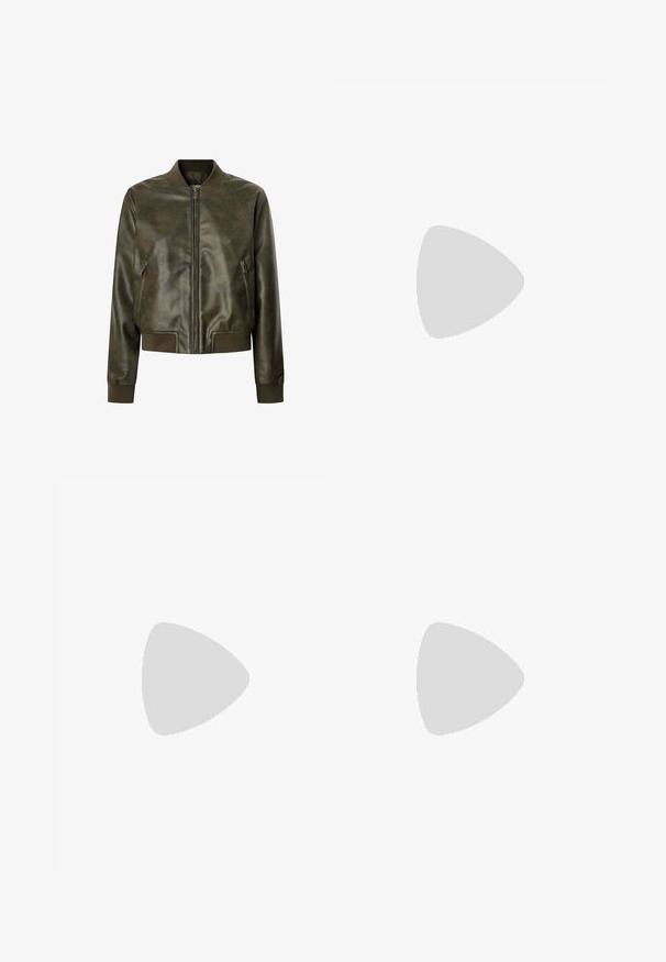 Olive zelena usnjena bombarderska jakna s sprednjim zadrgo, rebrastimi manšetami in robom. Ima stranske žepe in gladko, sijočo teksturo.; Bela srajca z gumbki, narejena iz gladkega bombaža, s klasičnim ovratnikom, dolgimi rokavi in ukrivljenim robom. Gumbi so majhni in beli.; Rjava bombažna A-linijska krila z visokim pasom, ki vključuje naborke spredaj in gladko teksturo. Robovi so čisti in preprosti.; Burgundska patenti usnjeni baletni čevlji z zaobljenim prstom, majhnim lokom na sprednji strani in nizkim črnim gumijastim podplatom. Gladka tekstura.