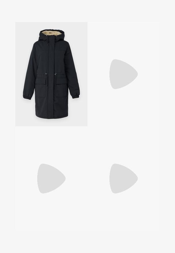 Vero Moda Tall VMALMA  - Parka - black; Černé tričko s kulatým výstřihem vyrobené z bavlny, s krátkými rukávy a volným střihem. Hladký povrch bez viditelných vzorů nebo akcentů.; Černé široké kalhoty vyrobené z měkké, texturované tkaniny s hladkým pasem a bez viditelných zapínání nebo akcentů. Jednoduchý a univerzální design.; Černá lakovaná Mary Jane bota s špičatou špičkou, nastavitelným řemínkem a blokovým podpatkem, s lesklým povrchem a minimalistickým designem.