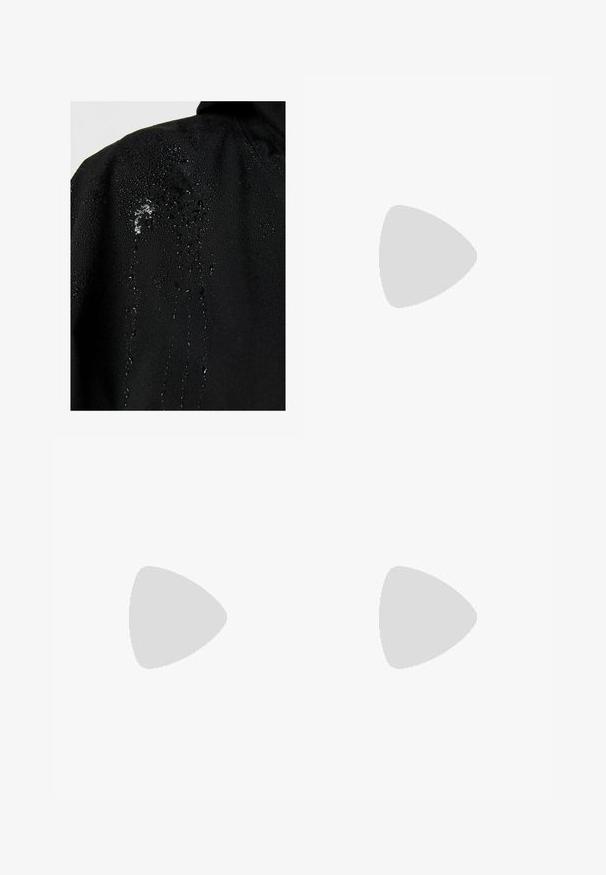 Veste imperméable noire avec des gouttes d'eau perlant sur le tissu, affichant une texture lisse et des caractéristiques de design minimales.; T-shirt noir à manches longues avec un col rond, des épaules tombantes et une texture douce et lisse. Design simple sans motifs ni accents visibles.; Shorts de sport noirs en tissu léger et respirant. Dotés d'une taille élastique et d'un logo Nike blanc sur le bas à droite.; Baskets de course noir Nike avec tige respirante en mesh, logo swoosh blanc, détails texturés et semelle intermédiaire ZoomX de couleur crème.