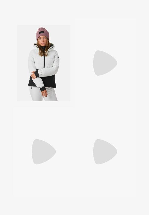 Giacca invernale imbottita di colore grigio chiaro e nero, con chiusura frontale con zip, cappuccio attaccato e polsini coordinati. Presenta una toppa con logo sul cappuccio.; Top corto a costine nero con scollatura rotonda e design senza maniche. Realizzato in tessuto morbido ed elastico, presenta bordi rifiniti con cura.; Pantaloni ampi grigio chiaro realizzati in tessuto liscio. Presentano una vita elastica e il logo Nike nero sul lato sinistro.; Sneakers Nike con una parte superiore in mesh beige e nera, suola in gomma e dettagli testurizzati. Intersuola imbottita per supporto e comfort.