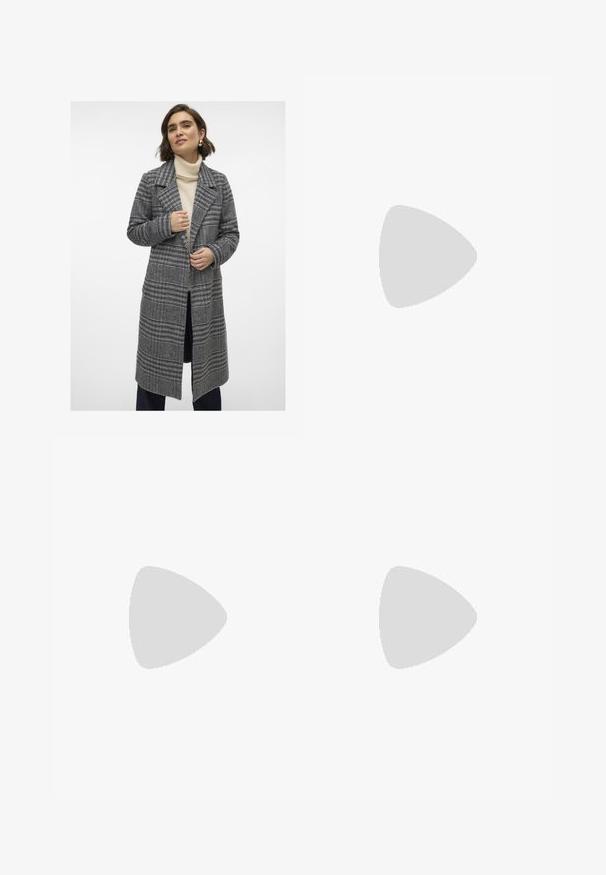 Garšs pelēks skotu raksta mētelis ar izgrieztu apkakli, divām priekšējām kabatām un priekšējo pogu aizdari. Valkāts virs krēmkrāsas turtlenecka. Mīksta tekstūra.; Balta īsām piedurknēm T-kreklu, izgatavotu no kokvilnas, ar dekoratīvu mežģīņu apdari ap piedurknēm un apaļu kakla izgriezumu.; Melni platajā stila bikses, izgatavotas no mīksta samta, ar elastīgu jostu un gludu tekstūru, bez redzamām detaļām vai rakstiem.; Melna lakota āda ar atvērto papēdi, ar smailu purngalu un ģeometrisku blokpapēdi. Iezīmējas elegants, minimāls dizains un gluda tekstūra.