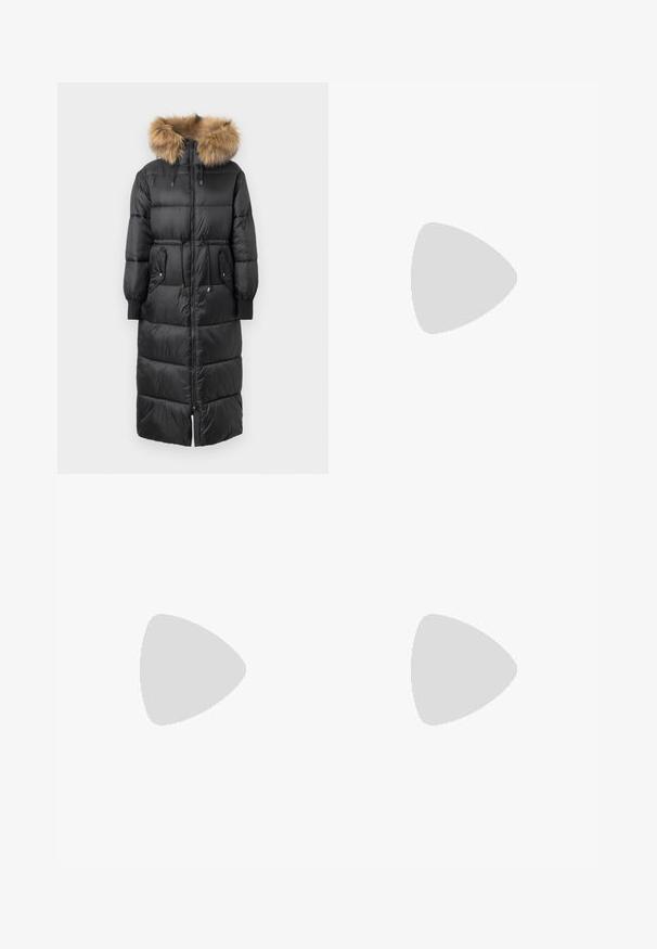 Schwarzer, langer Daunenmantel mit einer abnehmbaren, hellbraunen, pelzgefütterten Kapuze, elastischen Bündchen und durchgehendem Reißverschluss. Er verfügt über zwei seitliche Taschen und ein tailliertes Design.; Drei figurbetonte T-Shirts in Weiß, Grau und Schwarz. Jedes hat einen weiten Rundhalsausschnitt und kurze Ärmel. Hergestellt aus glattem, elastischem Stoff.; Schwarze, ausgestellte Hosen aus dehnbarem Material mit hohem Bund und glatter Textur. Die Hose weitet sich ab dem Knie.; Schwarze Canvas-Hochtop-Sneakers mit weißen Gummisohlen und Schnürsenkeln. Mit einem runden Logo an der Seite und kontrastierendem weißen Nähten.