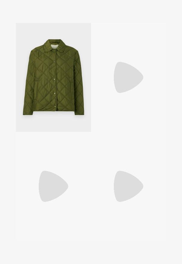 Veste olive verte matelassée en tissu léger, avec un col arrondi et une fermeture à boutons-pression, ornée d'un motif en losanges.; T-shirt en coton blanc à manches courtes, col rond et coupe décontractée. Texture lisse, sans motifs ni accents, design minimaliste.; Jeans noirs à jambes larges en denim, avec une taille haute, une coupe à cinq poches et une fermeture à bouton en métal avec des coutures contrastantes.; Mocassins en cuir noir avec un bout arrondi, une semelle épaisse et texturée, et des détails de couture minimalistes. Design épuré sans lacets ni métal visibles.