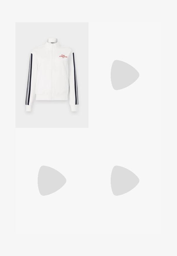 Λευκό μπουφάν με φερμουάρ και ψηλό γιακά, ναυτικές ρίγες στα μανίκια και κόκκινο λογότυπο "MILANO GYMNASIUM". Λείος υφασμάτινος σχεδιασμός και εφαρμοστή γραμμή.; Filippa K BRAID - Πουλόβερ - black; Μαύρο σατέν παντελόνι ψηλής μέσης με ίσιες φαρδιές μπατζάκια, θηλιές ζώνης και επίπεδο κλείσιμο σε λευκό φόντο.; Λευκά δερμάτινα αθλητικά παπούτσια με απλή υφή, στρογγυλή μύτη, ελάχιστες οπές για κορδόνια και επίπεδη καουτσούκ σόλα. Απλός σχεδιασμός χωρίς πρόσθετα αξεσουάρ.