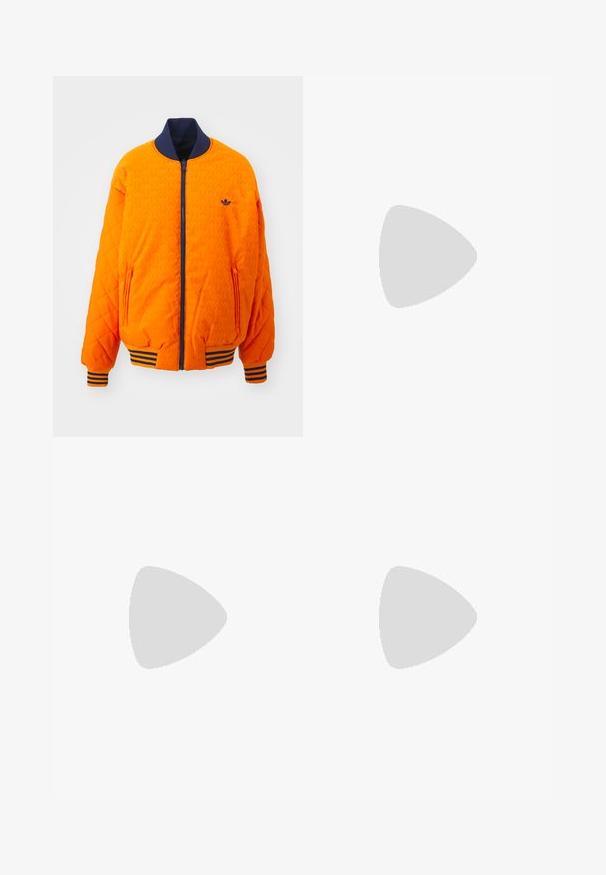 adidas Originals Bomber tipa jaka - unity orange/night indigo; Balta kokvilnas T-krekls ar īsām piedurknēm un apļveida kakla izgriezumu. Piedāvā melnu Adidas logotipu uz krūtīm un kontrastējošu melnu iekšējo apkakli.; Krēmkrāsas sporta bikses ar mīkstu tekstūru, kas aprīkotas ar diegu jostasvietu un paplatinātām kājām. Uz kreisās gurnu puses ir smalka logotipa detaļa.; Baltas sporta apavi ar gaiši ziliem svītrojumiem, gumijas zole un šņorēšanas dizains. Iekļauj zelta zīmolu un gludu āda līdzīgu tekstūru.