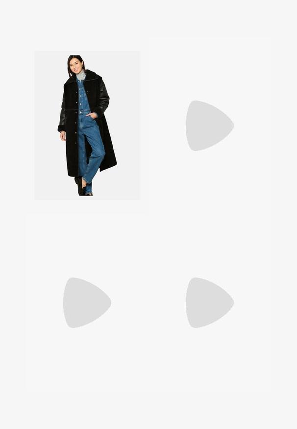 Cappotto in shearling nero con maniche in pelle, design oversize, chiusura a bottoni, indossato sopra una tuta in denim, con tasche e colletto alto.; Canotta nera con scollatura a U, realizzata in tessuto a coste. Caratterizzata da spalline larghe e una forma aderente, progettata per una vestibilità attillata.; Jeans a gamba larga blu scuro con orli piegati che mostrano un denim più chiaro all'interno, con bottone frontale e tasche su sfondo bianco.; Scarpa in pelle nera con punta arrotondata, tacco basso, dettagli in pizzo e cuciture gialle lungo la suola. Texture liscia con finitura opaca.