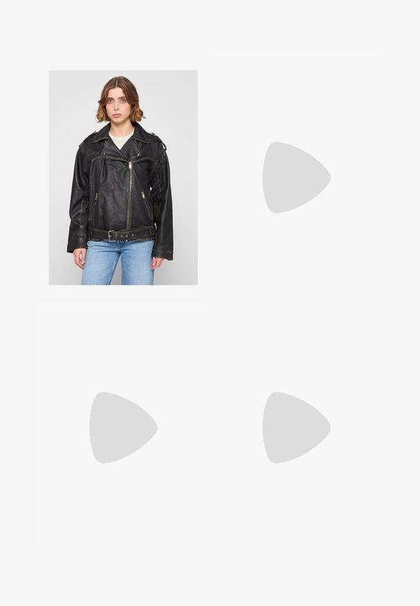 Svart läderbikerjacka med hög krage, silverfärgade dragkedjor och bältelement; har en avslappnad passform och synlig sömnad.; Vit ärmlös klänning med båtringning, figurnära silhuett och ankellång nederkant. Tillverkad av mjukt tyg med en minimalistisk design.; Svart lackläder slingback-klackar med spetsig tå, utskuren sidor och en liten fyrkantig klack. Slät textur med minimala accenter.; Svart mocka tote-väska med en slät textur, strukturerad form och kontrasterande sömmar. Har långa bärremmar för axelbärande.