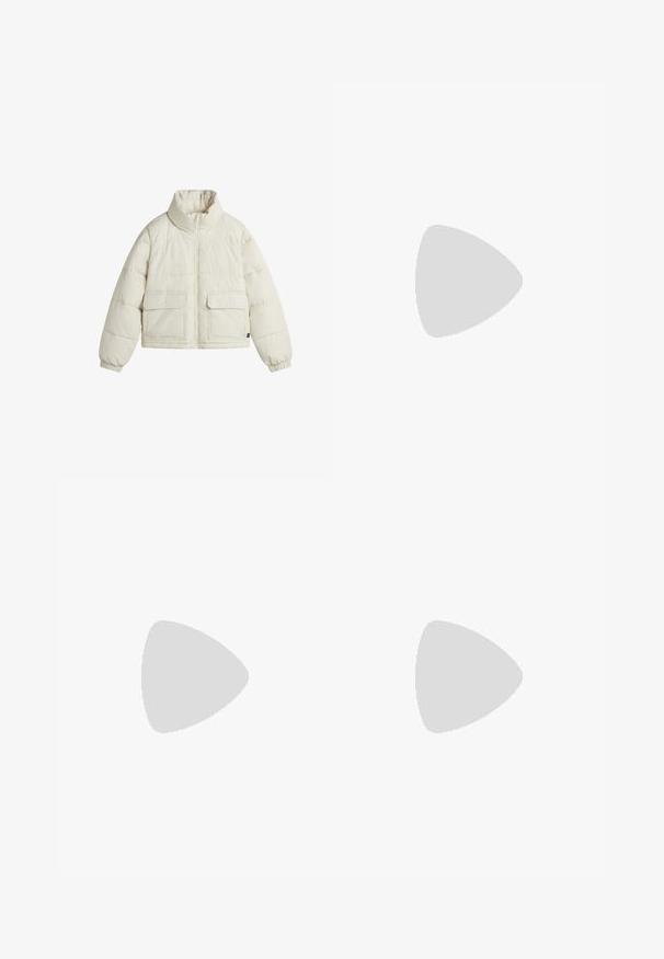 Giacca a vento in bianco sporco, con colletto alto, chiusura con zip e due tasche frontali con alette. Texture liscia con sezioni cucite.; Maglietta nera cropped realizzata in cotone. Presenta maniche corte e un collo rotondo. Tessuto liscio con un design semplice, senza ulteriori motivi.; Pantaloni neri a gamba larga realizzati in un tessuto liscio e lucido, con una vita elastica e senza tasche visibili o dettagli in metallo.; Sneaker nere in tela con lacci bianchi, punta in gomma bianca e una suola intermedia bianca e spessa. Presentano cuciture bianche sottili e una suola in gomma.