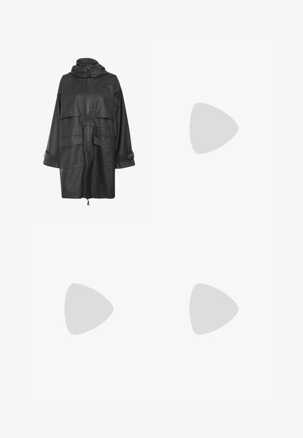 Gestuz KILA RAINCOAT - Parca - black; T-shirt de algodão azul claro com decote redondo. Apresenta uma gráfica branca de uma palmeira e texto na área do peito esquerdo. Mangas curtas.; Calças de ganga de perna larga em denim preto com fecho éclair à frente, design de cinco bolsos e detalhes de costura subtil. Textura suave e estilo casual.; Sandálias de plataforma em camurça preta com uma sola branca e grossa, tiras frontais largas e fivela ajustável no tornozelo. Sola texturizada para melhor aderência.