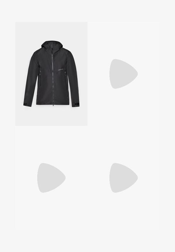 Veste noire imperméable avec capuche, fermeture éclair frontale complète et deux poches latérales zippées. Texture lisse avec poignets en velcro.; T-shirt blanc à manches longues en coton avec un col rond. Présente un petit logo noir sur la poitrine. Texture lisse, coupe régulière.; Pantalons d'extérieur noirs en tissu lisse, avec poches latérales zippées, sections de genoux renforcées et une taille ajustable avec boucle.; Chaussure de sport noire avec une tige en maille texturée, un renfort à l'orteil, des accents gris, un système de laçage et une semelle en caoutchouc durable.