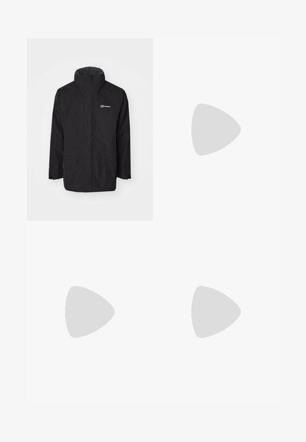 Schwarze wasserdichte Jacke mit hohem Kragen, langen Ärmeln, zwei Fronttaschen und einem Logo auf der linken Brust. Glatte Textur und minimalistisches Design.; Gestreifte Hemdbluse in Schwarz und Weiß, mit langen Ärmeln, einem klassischen Kragen und einer Brusttasche mit horizontalen Streifen.; Grau gefärbte Denim-Jeans mit geradem Schnitt, Fünf-Taschen-Design und Knopfverschluss am Bund. Dezenter, ausgeblichener Textur im gesamten Stoff.; Schwarz-weiße Sportschuhe mit einem Obermaterial aus Mesh, strukturierten Akzenten und weißen Schnürsenkeln. getragen mit weißen Knöchelsocken und dunkelblauen Shorts auf einem Weg.