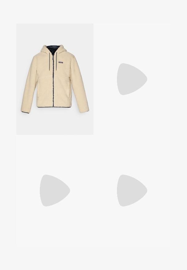 Jaket od kremaste flis tkanine s kapuljačom, teksturirana tkanina, prednji zatvarač i dva bočna džepa. Ima tamne detalje i oznaku s logotipom.; Siva majica kratkih rukava izrađena od mekane, teksturirane tkanine s malim plavim Patagonia logotipom na lijevoj strani prsiju. Bez dodatnih uzoraka.; Tamno sivi hlače od izdržljive tkanine, s patentnim zatvaračem na džepu, ravnog kroja i s petljama za remen za podešavanje veličine.; Smeđe vodootporne tenisice s teksturiranom gornjom i perforiranim detaljima, crnom potporom za petu i sivim gumiranim potplatom. Čipke su stilizirane s metalnim krajevima.