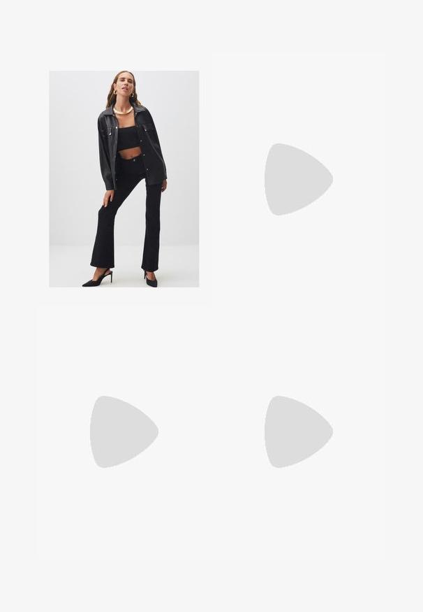 Giacca nera in ecopelle con bottoni a pressione, abbinata a un crop top nero e pantaloni svasati. Accentuata da gioielli metallici e tacchi neri.; Abito lungo con bottoni, a righe verticali blu e bianche, maniche lunghe, colletto e gonna fluida. Tessuto morbido con una vestibilità comoda.; Zoccoli in gomma rosa chiaro con un design liscio e arrotondato. Presentano una suola testurizzata per una migliore aderenza e un logo in rilievo sul lato.; Borsa in crochet intrecciata color tan con forma rettangolare, due manici larghi e un motivo a griglia aperta. Il design presenta un tessuto strutturato e un ampio interno.