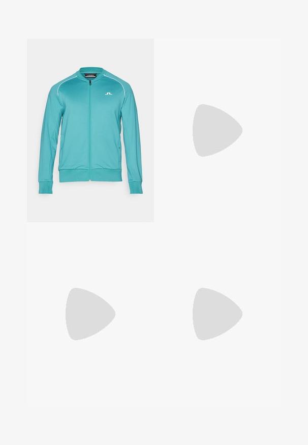 Smaragdinė užtrauktuku užsegama striukė su rausvais kraštais ir rankogaliais, balti akcentinė linijos palei pečius, susilpnėjimui pusiau kišenės ir logotipas ant krūtinės.; Balta apvalios kaklo marškinėliai, pagaminti iš medvilnės, su trumpomis rankovėmis ir mažuoju logotipu, išsiuvinėtu kairėje krūtinės pusėje. Minkštas audinys.; Juodos medvilnės mišinio sportinės kelnės, su elastine juosta ir maža balta logo kairėje pusėje. Šlaunies siaurinimo dizainas.; Baltos sportinės kedai su lygiu sintetinės medžiagos viršumi, juodu logotipo akcentu ir perforuotomis detalėmis šonuose. Gumos padas.