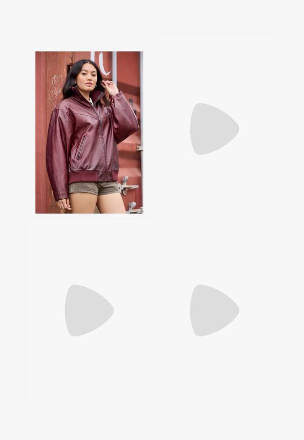 Burgundska kožna bomber jakna z zadrgo, ribbed manšete in dvema stranskima žepoma; gladka tekstura in sproščen kroj.; Bež pleten pulover z visokim ovratnikom, polovičnim zadrgo in padlimi rokavi. Ima rebrast rob in manšete.; Svetlo bež pamukaste hlače s opuštenim krojem, suženim nogavicama, prednjim džepovima in enim gumbom za zapiranje pri pasu.; Rjave zamšaste nizke teniske s kremastimi poudarki, teksturirano površino, črnim gumijastim podplatom in izvezenim logotipom na strani in jeziku.; Rjava semiš torba z dvema naramnima traku, z zlatimi kovinskimi dodatki in nastavljivimi stranskimi vezmi. Ima zadrgo in gladko teksturo.