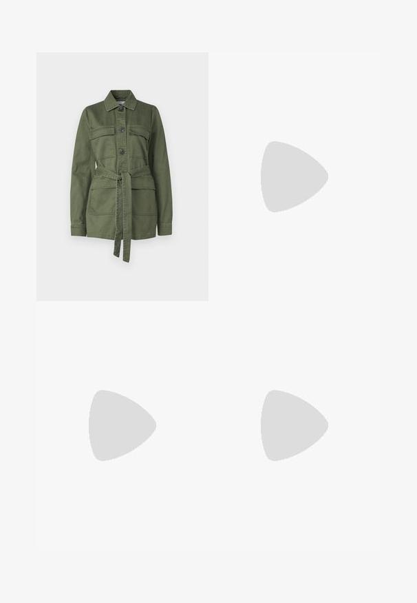 Jachetă de culoare verde măslinie din bumbac, cu închidere la buton, două buzunare pe piept, talie cu curea și guler, cu mâneci lungi.; Tricou negru cu gât rotund, din bumbac, cu mâneci scurte și o croială lejeră. Textură netedă, fără modele sau accente vizibile.; Pantaloni negri cu picioare largi, confecționați dintr-un material moale și texturat, cu un brâu neted și fără închideri sau accente vizibile. Design simplu și versatil.; Pantof cu toc Mary Jane din piele patentată neagră, cu vârf ascuțit, curea ajustabilă și toc bloc, având un finisaj lucios și un design minimalistic.