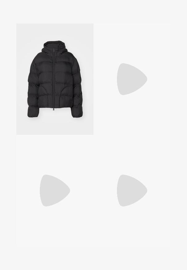 Melnā īsā pūkainā jaka ar kapuci, ar quilted dizainu, priekšējo rāvējslēdzēju un elastīgām aprocēm siltumam.; Melna garu piedurkņu krekls, kas izgatavots no ribu auduma, ar apaļu kakla izmēru un mazu sarkanu Diesel logotipu izšuvumu uz krūtīm.; Brūna kokvilnas A formas svārki ar augstu jostasvietu, kurai priekšā ir krokas un gluda tekstūra. Apakšmala ir tīra un vienkārša.; Melni lakoti Mary Jane zābaki ar noapaļotu purngalu, regulējamu siksniņu un masīlu kvadrātveida papēdi. Iespējo teksturēta zole.