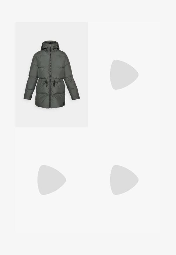 Giacca a vento imbottita di colore verde scuro, dotata di cappuccio, chiusura con zip, vita regolabile con cordino e design a trapunte classiche. Finitura liscia e leggermente texture.; Mammut AENERGY FL - Top - black; Pantaloni outdoor neri con taglio dritto, dotati di chiusura con bottone, tasche laterali con zip e una patch con logo sulla coscia sinistra.; Scarpa da trail running nera e viola con tomaia texturizzata, suola ammortizzata e logo prominente. Presenta un design con lacci e battistrada resistente.