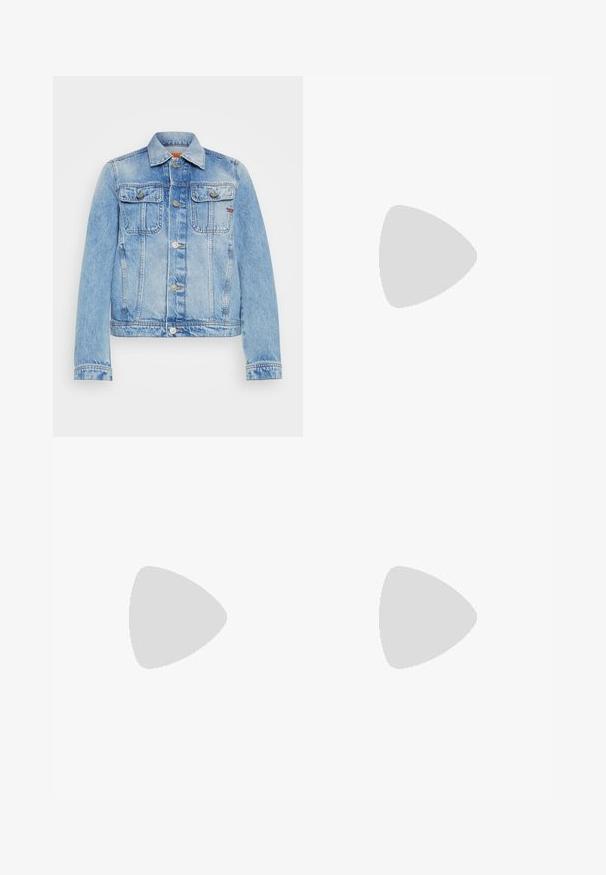 Ljusblå denimjacka med två bröstfickor, silverknappar, klassisk krage och knappmanschetter. Har en blekt textur och sömdetaljer.; Vit kortärmad t-shirt i bomull med rundad halsringning. Slät textur och rak skärning, utan mönster eller detaljer.; Svarta plisserade vida byxor med elastisk midjeband. Tyget har vertikala plisseringar och en slät yta.; Beige blockklackade sandaler med tunna remmar och fyrkantig tå. Slätt material med minimal detaljering, utformade för enkel användning.