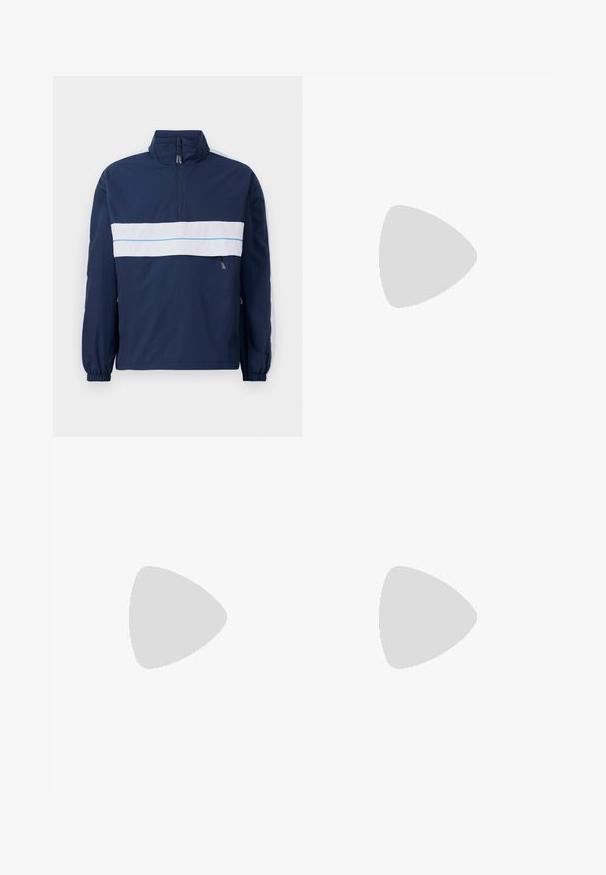 Mørkeblå pulloverjakke med højt krave, med en hvid vandret stripe og lyseblå detaljer hen over brystet. Elastiske manchetter.; To hvide tanktops med ribbet tekstur, prydet med broderede logoer i blå og grøn. Den ene har et soldesign, mens den anden har et palmetræ.; Cremefarvede bukser med vidde, lavet af bomuld med knaplukning, bæltestropper og syet kant. Glat tekstur, ingen synlige mønstre.; Lysblå ruskindsneaker med hvide detaljer, tekstureret sidelayout, sort gummisul og guld logo. Designet til afslappet brug.