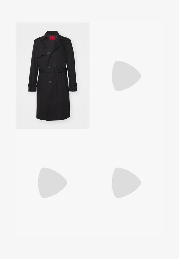 Černý trench coat s dvoukřídlovým designem, ramenními epauletami a odpovídajícím páskem. Hladká tkanina se přímým střihem a dlouhými rukávy.; Černý rolák vyrobený z měkkého materiálu, s dlouhými rukávy a těsným střihem. Hladký lem na spodním okraji a manžetách. Jednoduchý design.; Světle šedé kalhoty s hladkou texturou, plochým předním dílem a rovnými nohavicemi. Vyrobené z prodyšného materiálu, obsahující vnitřní kapsy a poutka na opasek.; Černé kožené šněrovací boty s kulatou špičkou, hladkým povrchem, minimálním prošíváním a nízkým gumovým podpatkem. Logo na patě.