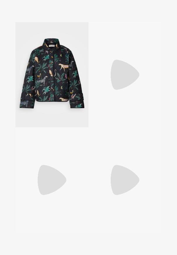 Lollys Laundry QUILTED JACKET - Lahka jakna - washed black; Bela bombažna majica s sproščenim krojem, kratkimi nastavljivimi rokavi, okroglo ovratnikom in gladko teksturo. Preprost, minimalisticen dizajn.; Črne hlače iz bombažne mešanice s ravnim krojem, sprednim gumbom in dvema stranskima žepoma. Gladek teksturiran material, brez vidnih vzorcev.; Svijetloružičaste slingback balerinke s šiljastim nožnim prstima, napravljene od glatkog materijala nalik koži. Imaju izrezane detalje sa strane i ravne pete.