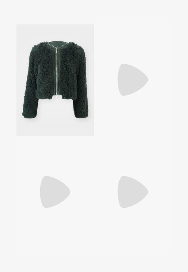 Groene, donzige nepbontjas met een cropped ontwerp, lange mouwen en een ritssluiting aan de voorkant. Het gestructureerde oppervlak voegt diepte en warmte toe.; Witte mouwloze top van ribstof, met een ronde halslijn en een getailleerde pasvorm. Soepele textuur, geen zichtbare patronen of accenten.; Zwarte leren minirok met een aansluitend ontwerp, gladde textuur, zijsplitdetail en contrasterende stiksels op de naden.; Zwarte leren kniehoge laarzen met een spitse neus, gebogen schacht en chunky hak. Heeft een gladde textuur en aantrekriempjes aan de bovenkant.