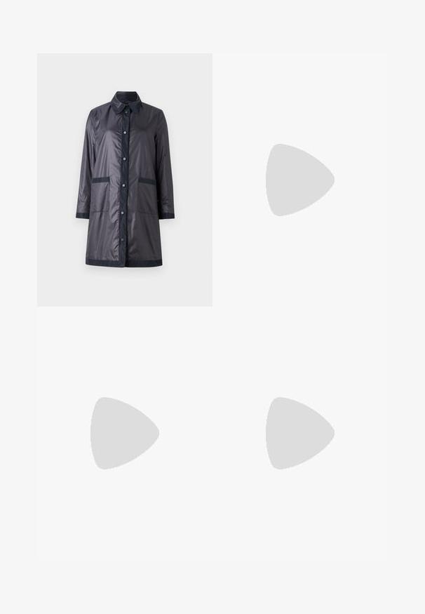 ASPESI CAPPOTTO KONA - Winter coat - navy; White short-sleeve shirt with a mandarin collar, front buttons, and a single chest pocket. Made from smooth fabric with a slight sheen.; Beige cotton trousers with a straight leg design, featuring a front button closure and a pocket with a circular button accent.; Black leather slingback shoe with a pointed toe, decorative straps featuring metal eyelets, and a low block heel. Textured surface.