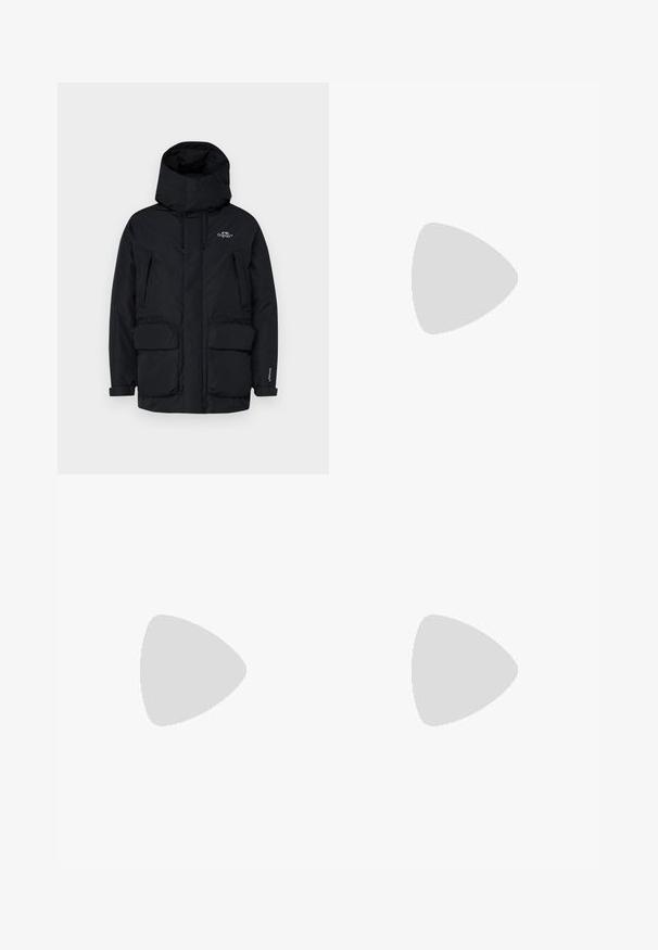 Parka noire isolée avec un col haut, une capuche ajustable, deux grandes poches avant et une poche latérale zippée pour le rangement.; T-shirt noir en coton à manches courtes. Présente un logo "ROOTS" vert sur le devant, un col rond et une coupe standard.; Jack & Jones JPSTBILL JJDAYTONA WIDE - Pantalon classique - black; Sneaker en cuir noir avec des rayures blanches, semelle en caoutchouc texturée et devant à lacets. Présente une étiquette de marque sur la languette.