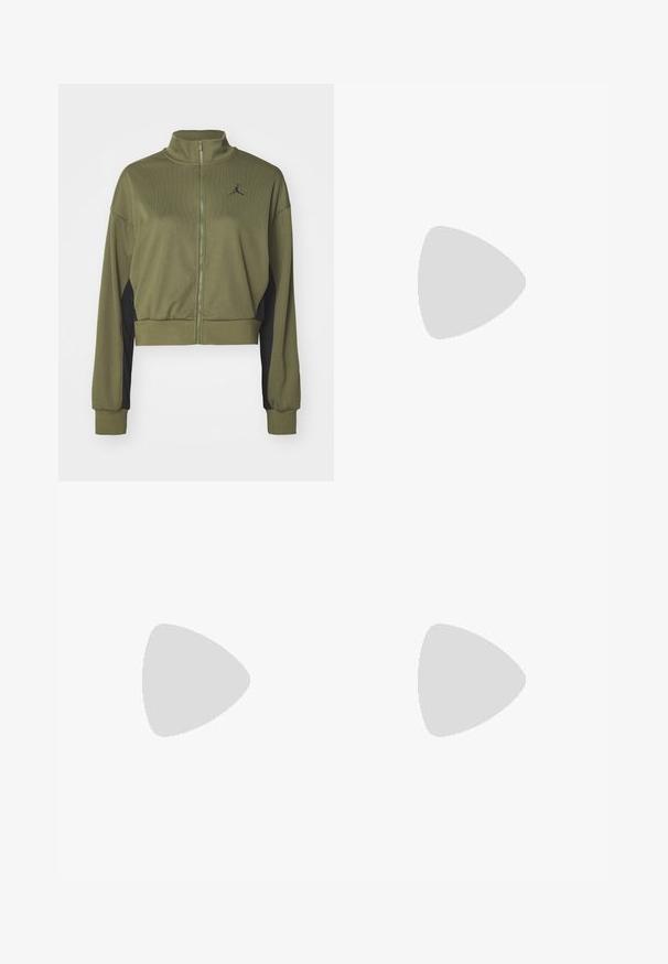 Olivengrønn croppet jakke med høy krage, glidelås foran, svarte sidepaneler og svart logo på brystet. Laget av teksturert stoff.; Beige bomulls t-skjorte med avslappet passform, rund hals, korte ermer og et lite kvadratisk logo-lapp på venstre brystområde.; Beige linbukser med en avslappet passform, som har sidelommer og dekorative sømdetaljer, sømløs midje og rette ben.; Beige joggesko med teksturerte kremfargede paneler og brune striper, parret med blå denimjeans. Jeansene har vid ben og frynsete kant.