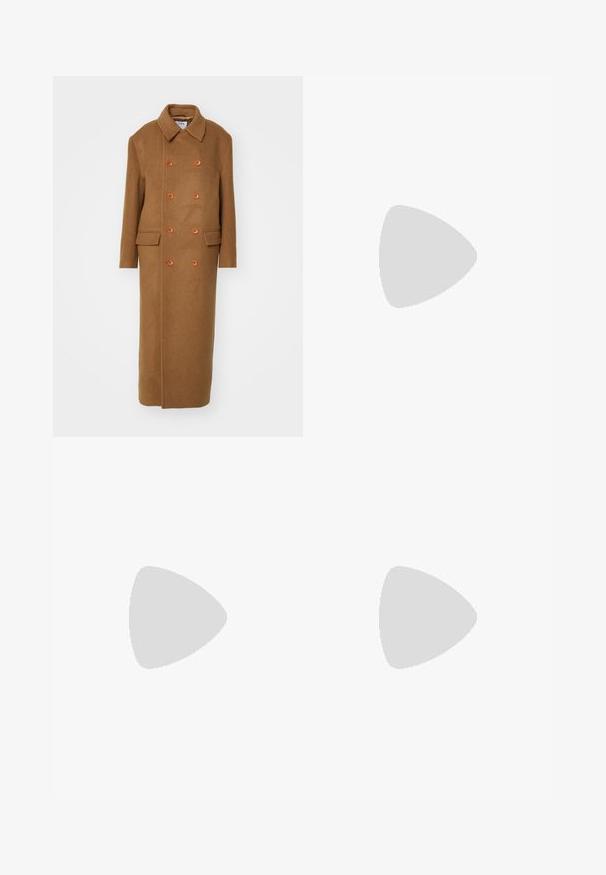 Filippa K DOUBLE BREASTED BRUSHED  - Classic coat - light brow; Black button-up shirt with white square pattern, long sleeves, collar, and two front pockets, made from a soft fabric.; White wide-leg trousers made from cotton with a smooth texture. Features a front button, zipper fly, and four-pocket design.; Black patent slingback heel with a pointed toe, featuring textured snake print, adjustable strap, and a short, textured block heel.