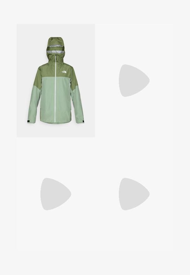 Veste imperméable verte avec capuche, présentant un design bicolore, une fermeture éclair à l'avant et un logo sur le haut de la poitrine gauche. Finition en tissu texturé.; T-shirt noir à manches courtes en tissu léger. Présente un petit logo blanc sur la poitrine gauche et des accents subtils aux épaules.; Pantalon de sport noir en tissu léger, avec une taille à cordon, des poches latérales et des chevilles resserrées.; Chaussure de trail running noire avec une tige texturée, semelle en caoutchouc et bout renforcé. Présente un col rembourré et une tirette pour un enfilage facile.