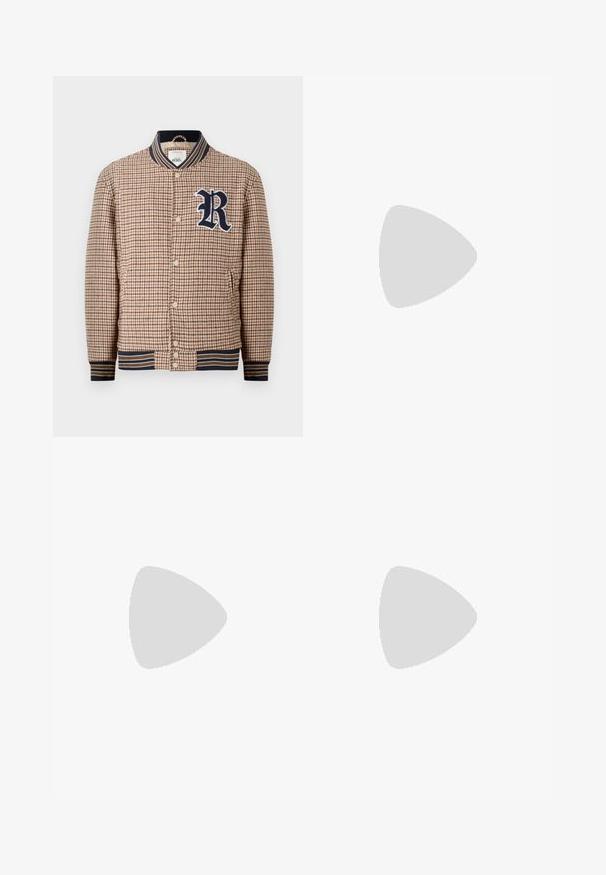 Hnedý bombrový sako s houndstooth vzorom a námorníckym ribbed golierom a manžetami. Obsahuje nášivku s logom 'R' a zapínanie na cvoky.; Sivá bavlnená tričko so zmesou s čiernym logom Nike; má malú nášivku Nike na bočnom leme; jednoduchý dizajn, krátke rukávy.; Béžové cargo nohavice vyrobené z ľahkej bavlny. Majú elastické manžety, viacero bočných vreciek a zapínanie na gombík.; Biele kožené tenisky s perforáciami, okrúhlou špičkou, plochou podrážkou a hrubými šnúrkami, pričom majú viditeľné logo swoosh a nápis "AIR" na päte.