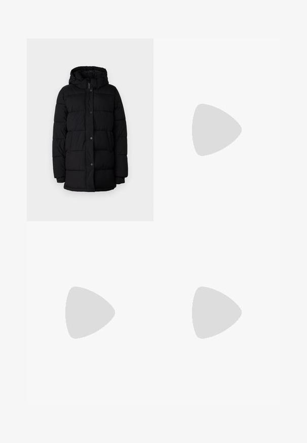 Sort puffjakke med hætte, udstyret med et quiltet design, trykknapper og to sidelommer. Fremstillet af et glat, isoleret materiale.; Simpel sort kortærmet bomulds T-shirt med rund hals, præsenteret på en hvid baggrund.; Sorte bukser med lige pasform, der har frontlommer og slidser i kanten. Lavet af blødt, glat stof. Velegnet til forskellige anledninger.; Sorte laklædersandaler med høje hæle, to spænderemme, firkantet tå og en kraftig blokhæl, der har en glat, blank overflade.