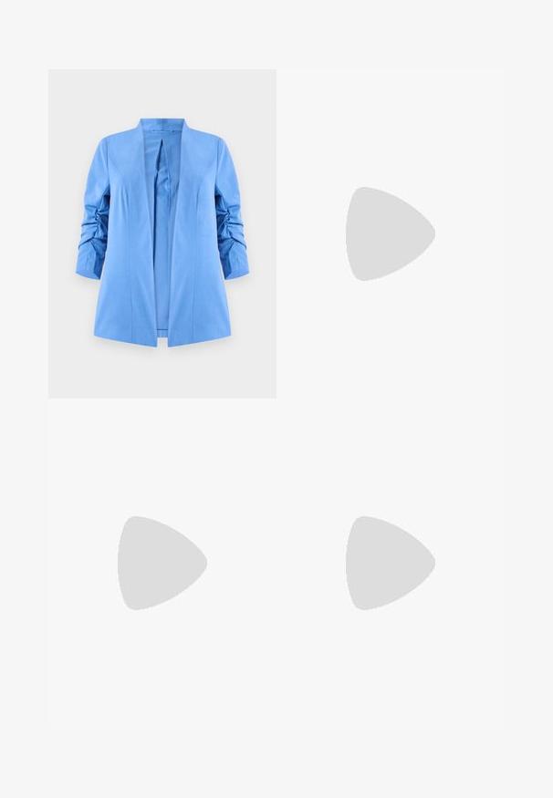 Šviesiai mėlynas švarkas su atvira priekiu, struktūruotomis petnešomis ir surinktomis rankovėmis, pagamintas iš lygaus audinio be matomų užsegimų.; Juodas trumpas rankovės bluzonas su pūstomis rankovėmis ir baltu apvadu ant dekoleto bei rankovių kraštų, su užsegimu ant nugaros.; Balti dryžuoti kelnės su tiesiu kojų dizainu, pagamintos iš lengvos medžiagos. Priekyje turi klostes ir tradicinį juosmenį.; Juodos lakuotos odinės šlepetės su smailiu pirštu ir geometriniu bloko kulnu. Turi elegantišką, minimalistinį dizainą ir lygų paviršių.