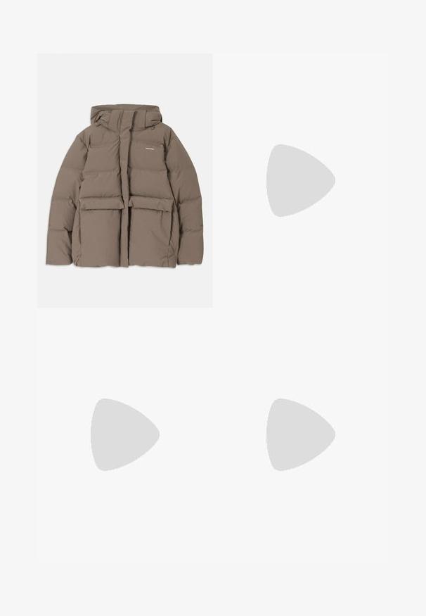 Veste en duvet marron avec capuche, dotée d'une fermeture éclair sur le devant, de deux grandes poches avant et d'une texture mate lisse. Logo de la marque sur la poitrine.; Haut à manches longues, beige clair avec un col rond. Fait dans un tissu doux, il présente une couture centrale et un ourlet légèrement courbé. Pas de métal visible.; Jean en denim bleu clair avec une coupe ample et droite. Caractéristiques de décoloration, d'effilochage et de détails usés près des genoux. Style classique à cinq poches.; Bottine en cuir marron avec un orteil carré, une finition texturée et un petit talon empilé. Présente une languette à l'arrière et des détails de couture subtils.; Sac en cuir embossé crocodile marron avec une forme cylindrique, quincaillerie dorée et une bandoulière détachable ornée de clous.
