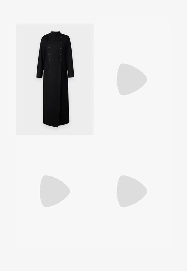 AllSaints BLAIZE COAT - Abrigo clásico - black; Camiseta de algodón blanca de manga corta, con cuello redondo y un corte relajado. Textura suave, sin patrones ni acentos, diseño minimalista.; Pantalones negros ajustados con un diseño de pierna recta, que presentan una textura suave y pliegues nítidos en el frente. Sin herrajes visibles.; Sandalias de tacón negro con un diseño de tiras delgadas, punta cuadrada y un tacón bloque de altura media. Fabricadas en cuero suave con un acabado mate.