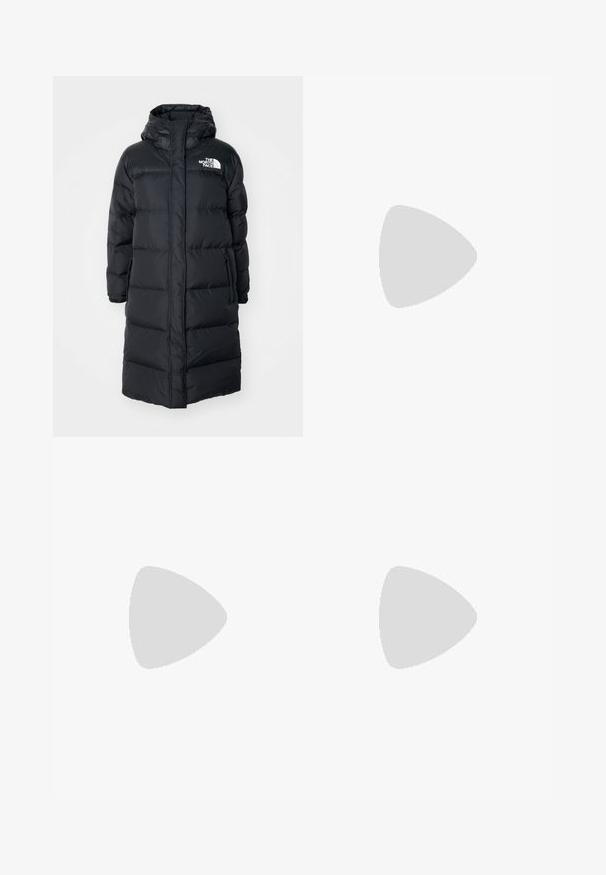 Zwarte gewatteerde lange jas met een capuchon, voorzien van een rits aan de voorkant, opvallende stiksels en een logo op het linkerbovenborstgebied. Matte textuur.; Even&Odd by Zalando T-shirt basic - moonless night; Even&Odd by Zalando Trainingsbroek - black; Even&Odd by Zalando Sandalen met plateauzool - black