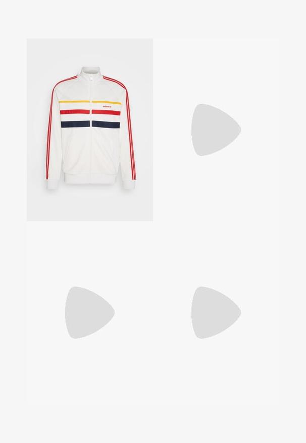 Hvit treningsjakke med glidelås, med røde, gule og marineblå horisontale striper. Har ribbestrikkede mansjetter og krage, med Adidas-logo på brystet.; Hvit bomulls-t-skjorte med korte ermer, med en svart "JJ Studios" logo på brystet. Rund hals og standard passform.; Beige bukse med vid benvidde og elastisk midje, laget av mykt stoff. Har en jevn tekstur og ingen synlige mønstre eller detaljer.; Kremfargede sneakers med perforerte detaljer, snøring og logo på siden, vist mot en enkel hvit bakgrunn.
