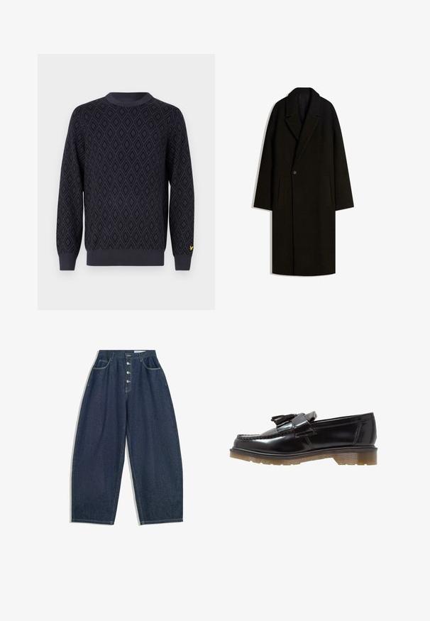 Dlhý čierny vlnený kabát s širokým golierom, jedným gombíkom a bočnými vreckami, vystavený na bielom pozadí.; Námornícky modrý pletený sveter so štvorcovým vzorom, okrúhlym výstrihom, rebrovanými manžetami a lemom, s malým žltým logom na ľavom rukáve.; Tmavomodré denimové nohavice s širokými nohavicami a vysokým pásom, zapínanie na päť gombíkov a päť vreciek. Obsahuje prešívanie na švoch.; Čierne lakované kožené poltopánky s vrkočovým dizajnom, ozdobou v tvare strapcov a robustnou, štruktúrovanou gumovou podrážkou. Bočný pohľad ukazuje štíhlu siluetu.